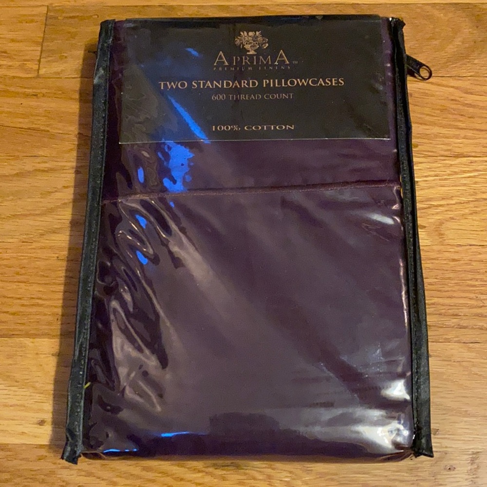 AprimA Premium linens Standard pillowcases (2)  NWT